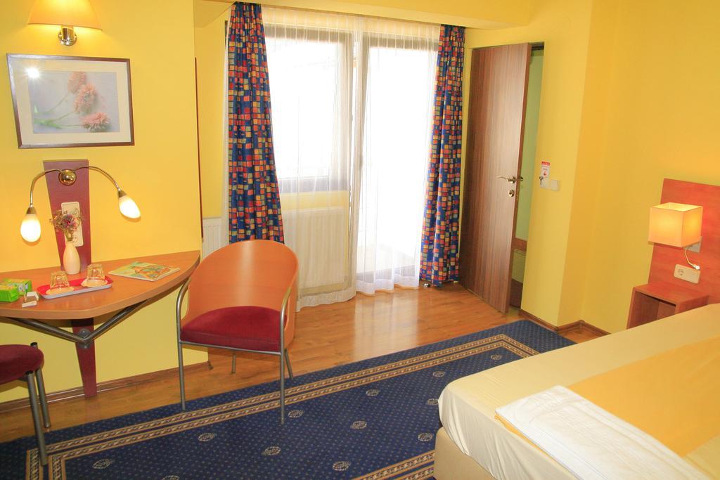 Pensiunea Blanca Reghin Zimmer foto