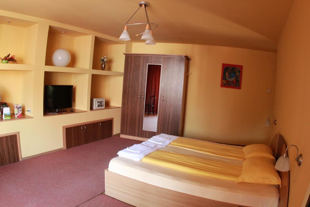 Pensiunea Blanca Reghin Zimmer foto