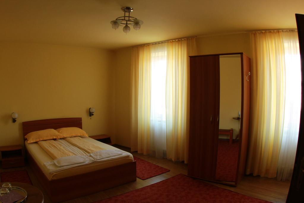 Pensiunea Blanca Reghin Zimmer foto