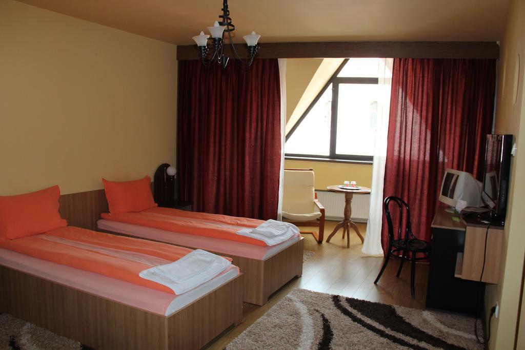 Pensiunea Blanca Reghin Zimmer foto